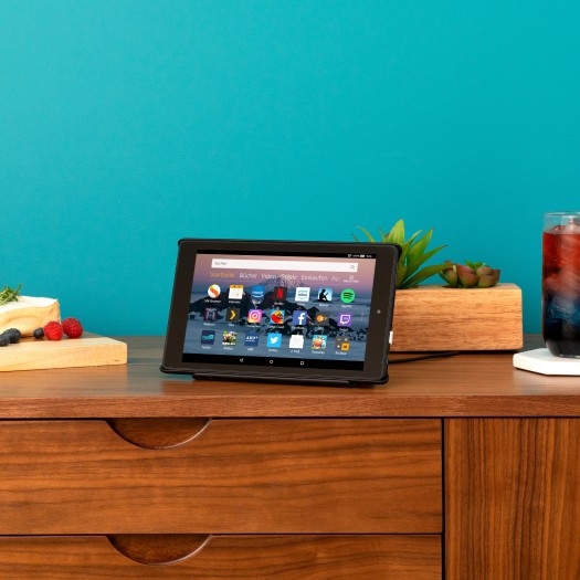 Fire HD 8 im Show Modus Ladedock (Bild: Amazon)